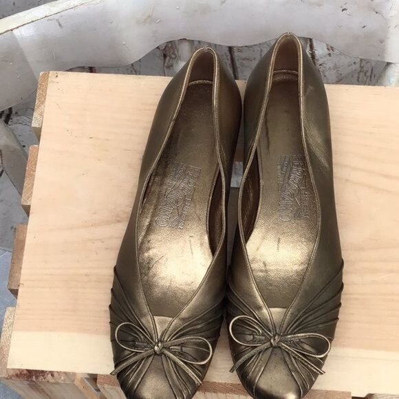 Salvatore Ferragamo Womans 8.5 AA Narrow Metallic Bronze Gold Toned Leather Ball - Picture 3 of 10